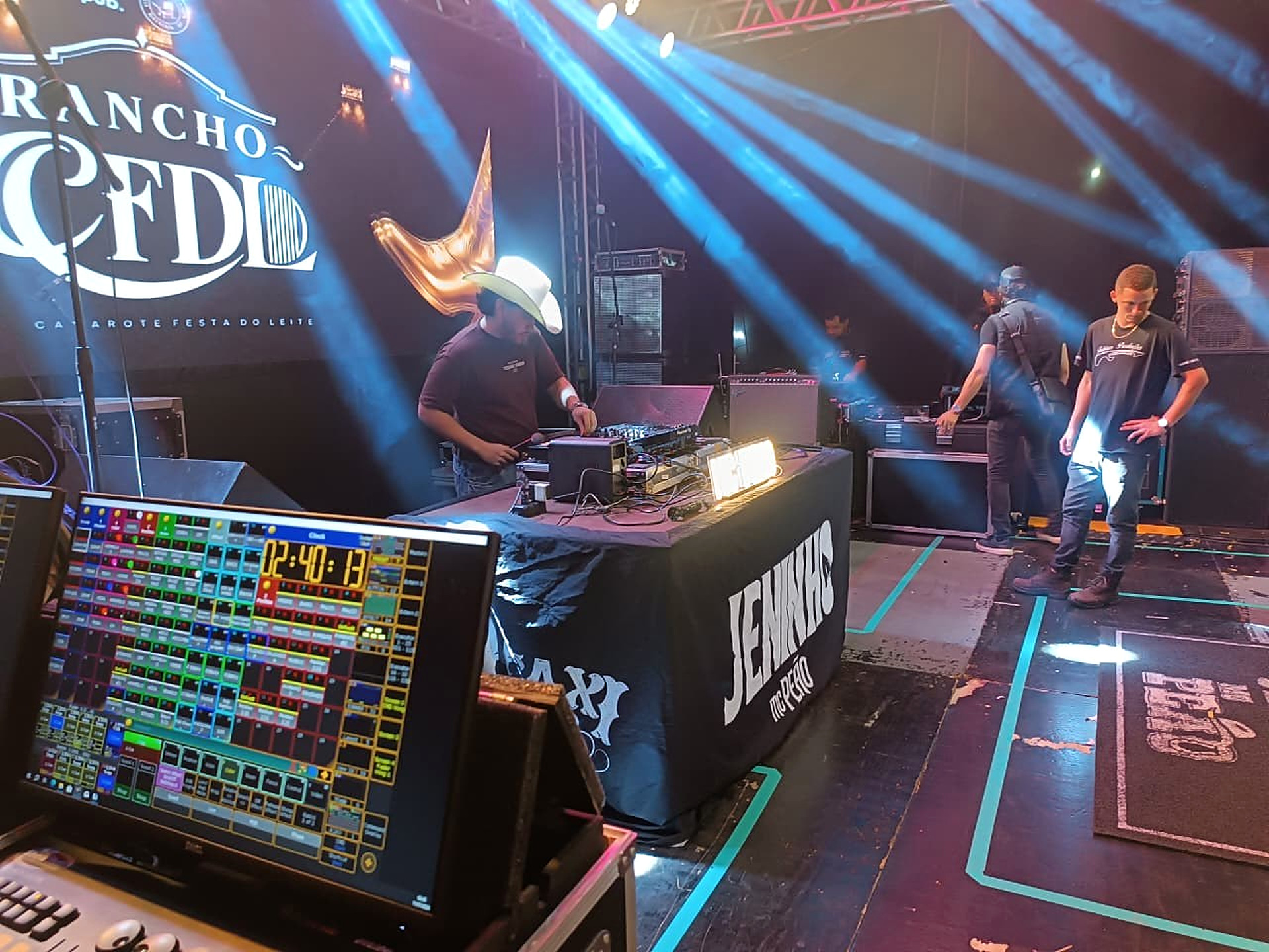 DJ no palco do Rancho Festa do Leite com iluminação cênica