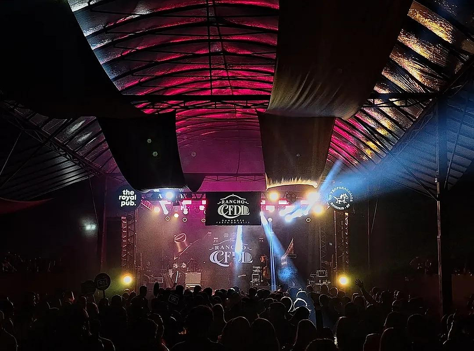 Público em frente ao palco iluminado